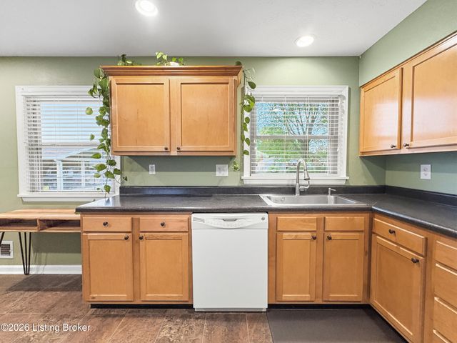 2005 White Oak Ln, Louisville, KY 40216