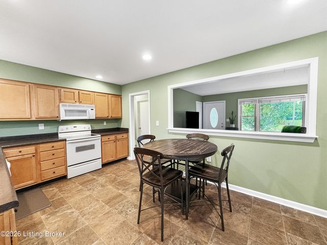 2005 White Oak Ln, Louisville, KY 40216