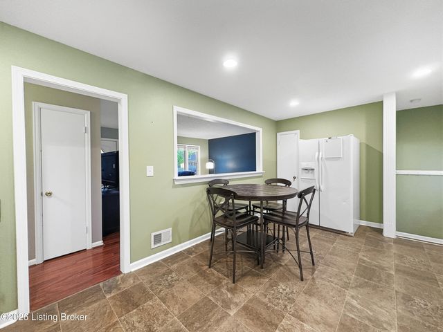 2005 White Oak Ln, Louisville, KY 40216