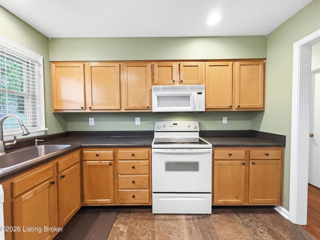 2005 White Oak Ln, Louisville, KY 40216