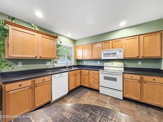 2005 White Oak Ln, Louisville, KY 40216