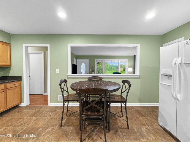 2005 White Oak Ln, Louisville, KY 40216