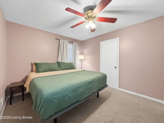 2005 White Oak Ln, Louisville, KY 40216