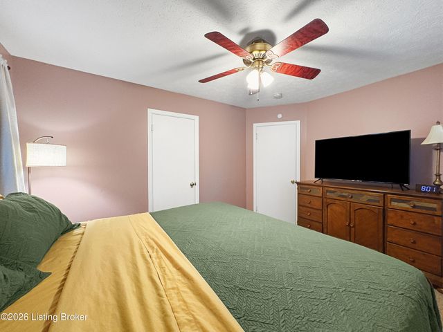 2005 White Oak Ln, Louisville, KY 40216
