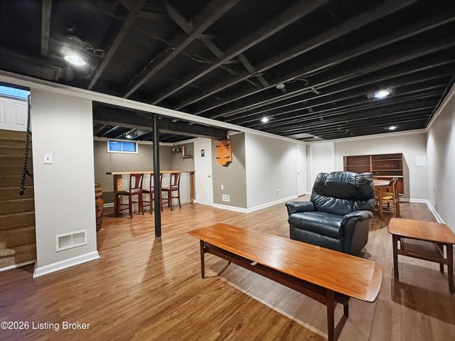2005 White Oak Ln, Louisville, KY 40216