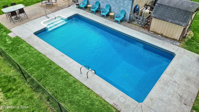 2005 White Oak Ln, Louisville, KY 40216