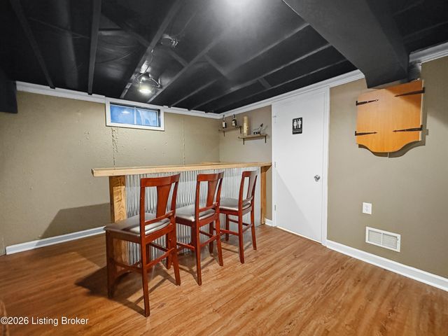 2005 White Oak Ln, Louisville, KY 40216