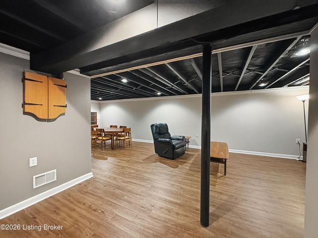 2005 White Oak Ln, Louisville, KY 40216