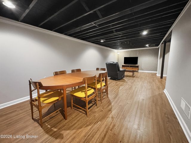 2005 White Oak Ln, Louisville, KY 40216