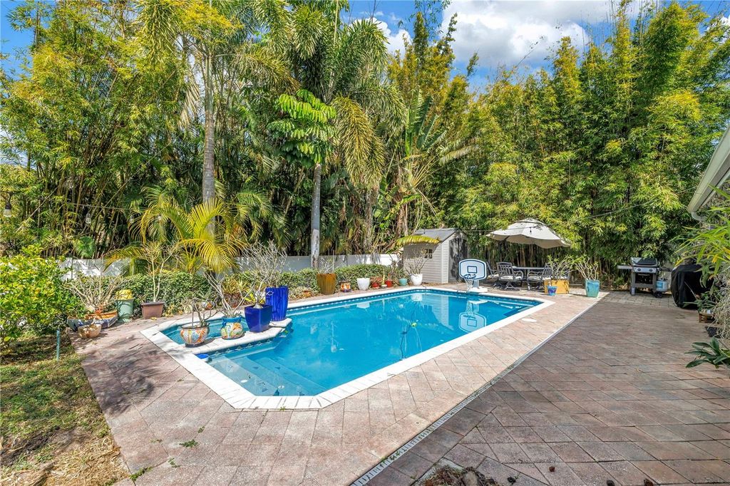 Image 2 of property listing at 6821 N CIRCLE CREEK DR, Pinellas Park, FL 33781