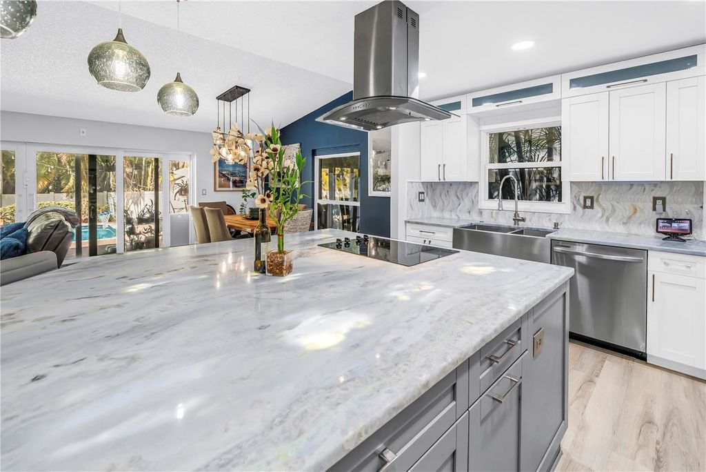 Image 5 of property listing at 6821 N CIRCLE CREEK DR, Pinellas Park, FL 33781