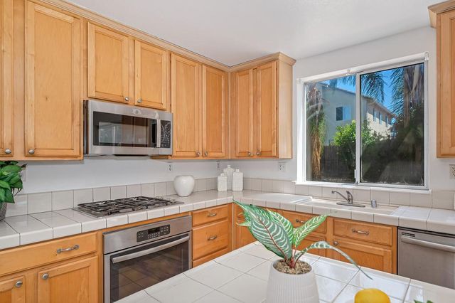 7828 Calzada Way, Elk Grove, CA 95758