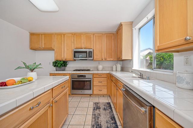 7828 Calzada Way, Elk Grove, CA 95758