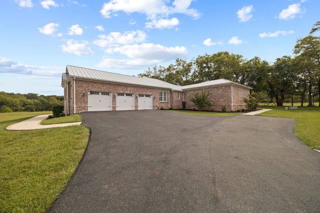808 N Main St, Mount Pleasant, TN 38474