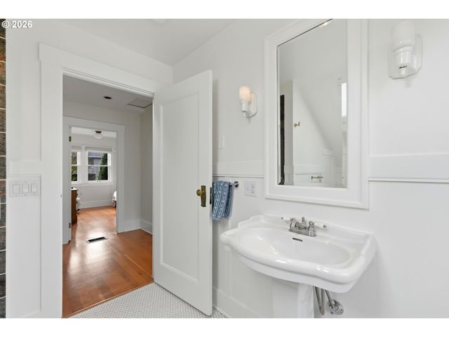 7060 Se 13TH Ave, Portland, OR 97202