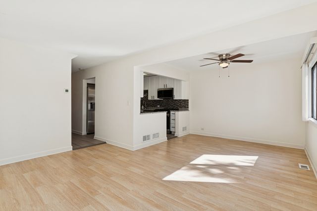 749 Lakeview Point, Schaumburg, IL 60194