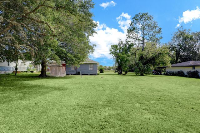 308 Bennett Drive, West Columbia, TX 77486