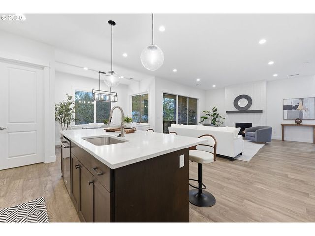 7741 Nw LADYBUG Pl, Portland, OR 97229