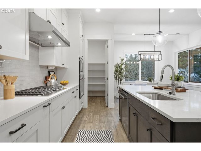 7741 Nw LADYBUG Pl, Portland, OR 97229