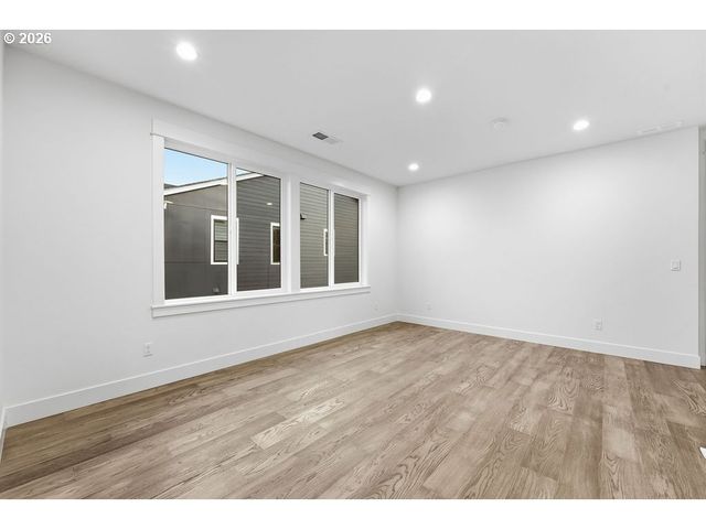 7741 Nw LADYBUG Pl, Portland, OR 97229