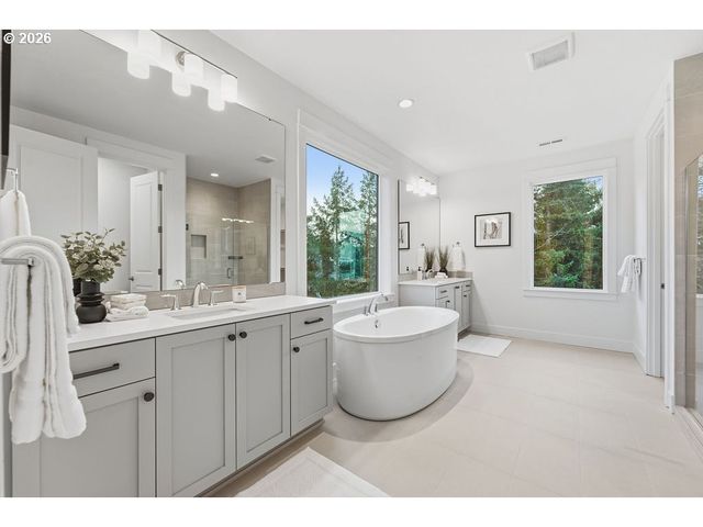 7741 Nw LADYBUG Pl, Portland, OR 97229