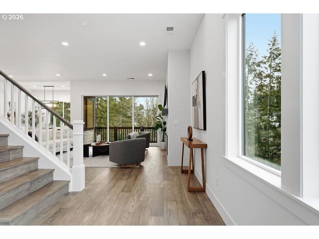 7741 Nw LADYBUG Pl, Portland, OR 97229