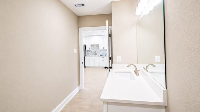 1206-B Pinewood Lane, Pasadena, TX 77502