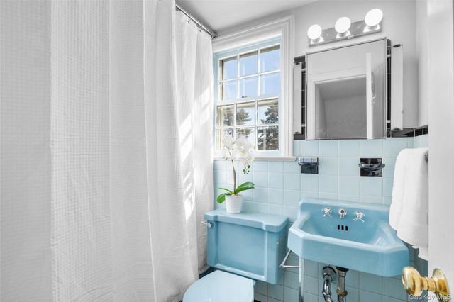 35 Byron Lane, Larchmont, NY 10538