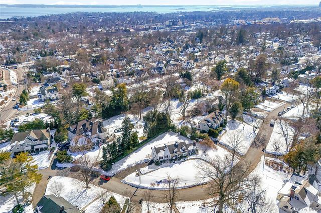 35 Byron Lane, Larchmont, NY 10538