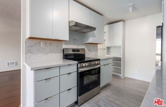 6050 Canterbury Drive E214, Culver City, CA 90230