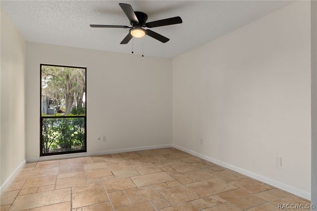 239 SE Paradise Point Road, Crystal River, FL 34429