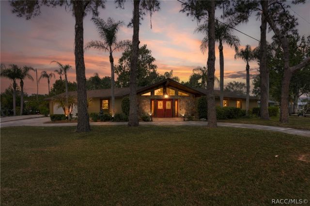 239 SE Paradise Point Road, Crystal River, FL 34429
