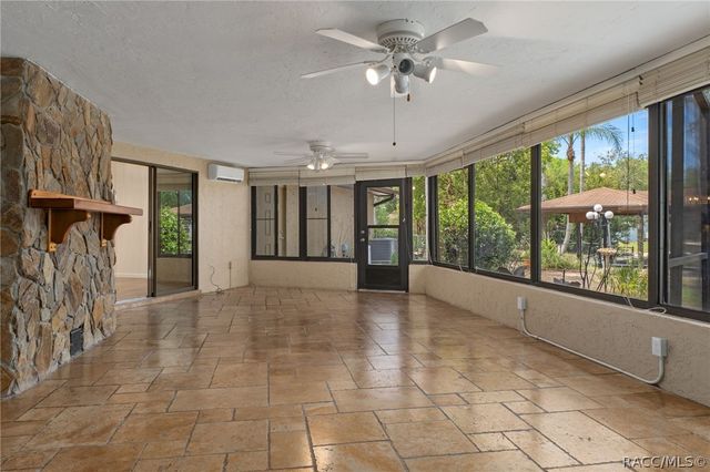 239 SE Paradise Point Road, Crystal River, FL 34429
