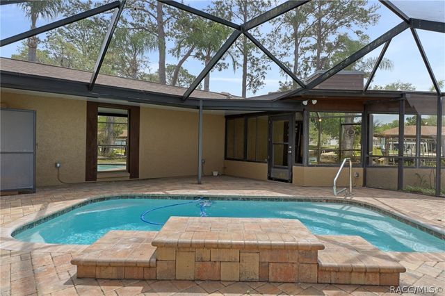 239 SE Paradise Point Road, Crystal River, FL 34429