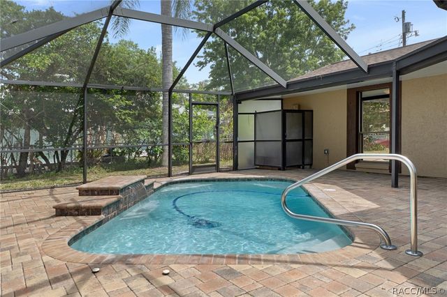 239 SE Paradise Point Road, Crystal River, FL 34429
