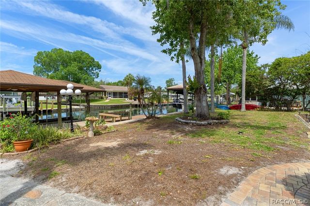 239 SE Paradise Point Road, Crystal River, FL 34429