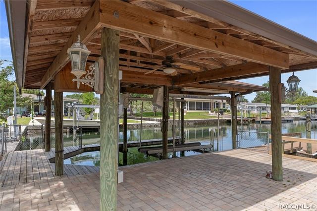 239 SE Paradise Point Road, Crystal River, FL 34429