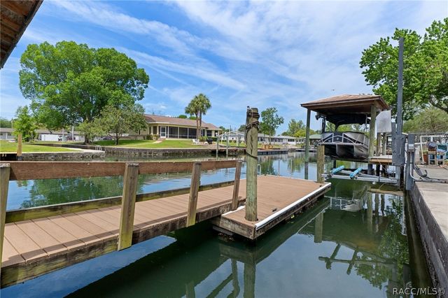 239 SE Paradise Point Road, Crystal River, FL 34429