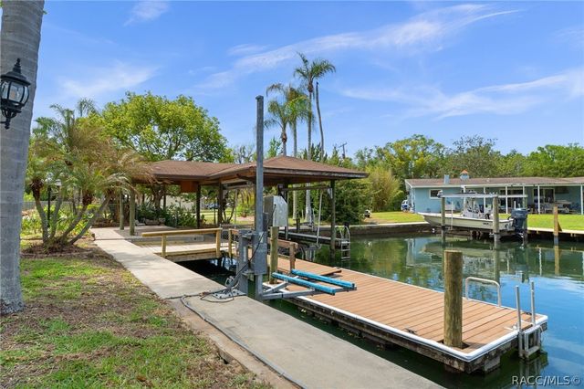 239 SE Paradise Point Road, Crystal River, FL 34429