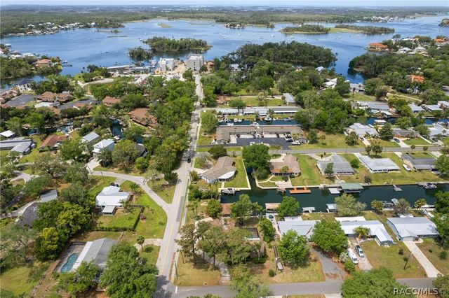 239 SE Paradise Point Road, Crystal River, FL 34429
