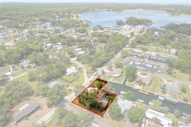 239 SE Paradise Point Road, Crystal River, FL 34429