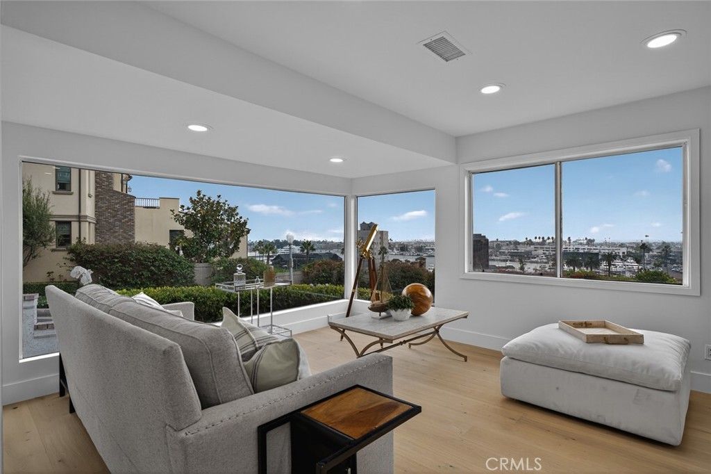 233 Santa Ana, Newport Beach, CA 92663