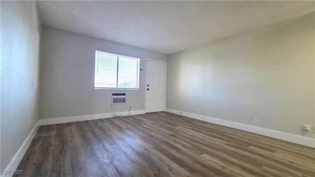 797 East Harmon Avenue 14, Las Vegas, NV 89119