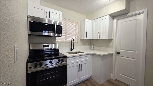 797 East Harmon Avenue 14, Las Vegas, NV 89119