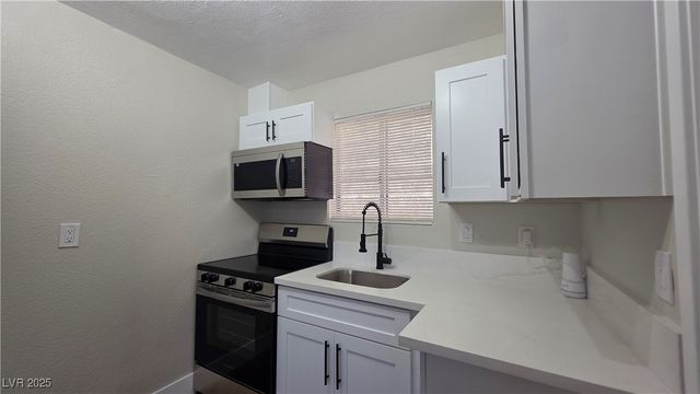 797 East Harmon Avenue 14, Las Vegas, NV 89119