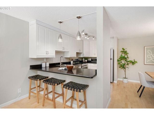 2393 Sw PARK Pl 106, Portland, OR 97205