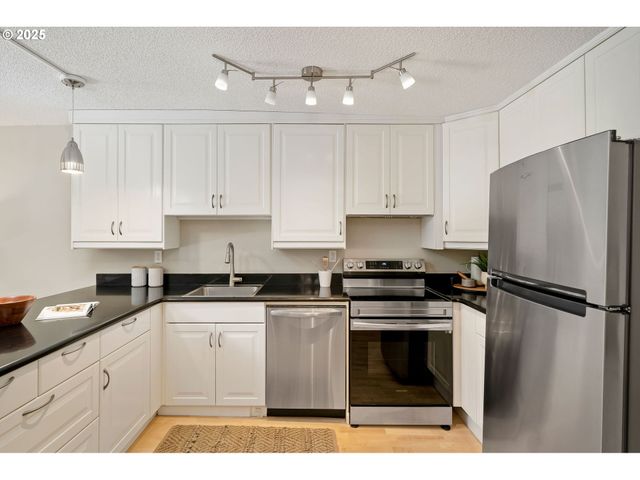 2393 Sw PARK Pl 106, Portland, OR 97205