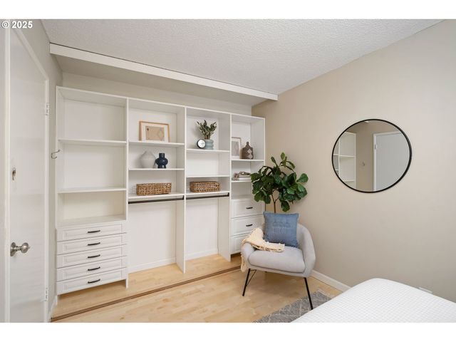 2393 Sw PARK Pl 106, Portland, OR 97205