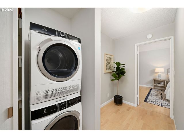 2393 Sw PARK Pl 106, Portland, OR 97205