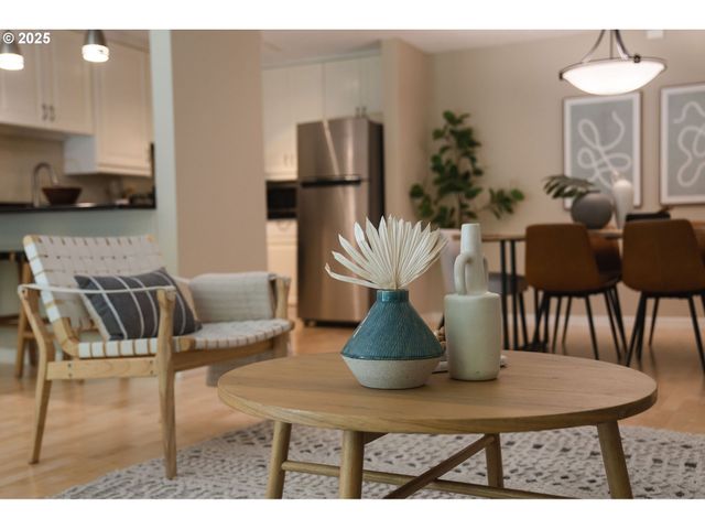 2393 Sw PARK Pl 106, Portland, OR 97205